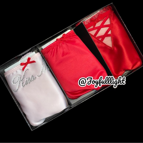 VS DREAM ANGELS 3-Pack Festive V-String Panties - Picture 4 of 13